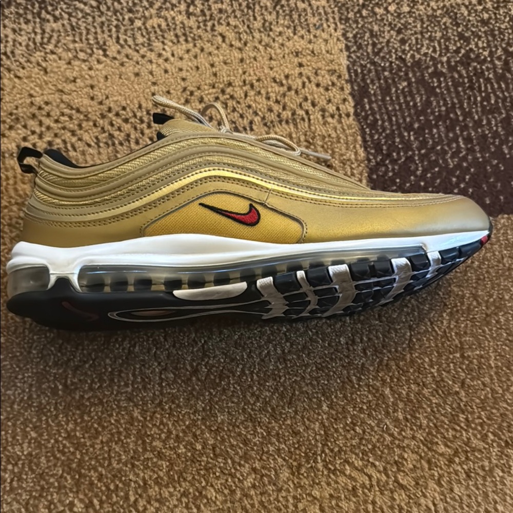 Nike Men's Gold Sneakers